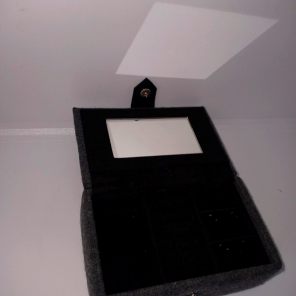 Mini gray jewelry box with snap button closure - Picture 8 of 9